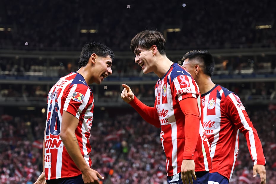 Santiago Sandoval y Armando González en festejo de gol con Chivas, durante la Jornada 15 del Apertura 2025 - Foto: Imago7