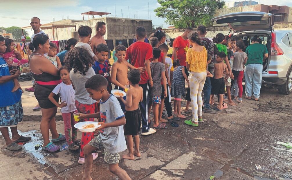 Decenas de migrantes que viven en las calles de Tapachula recibieron comida que fue donada por voluntarios. Foto: María de Jesús Peters / El Universal (06/01/2025)