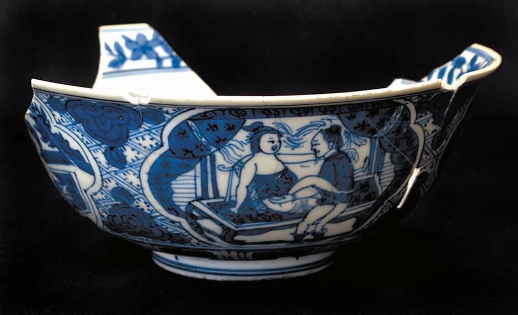 Por curioso que parezca, a diferencia del patrón de sauce, esta vasija encontrada en un convento portugués tiene un valor artístico peculiar por sus imágenes eróticas, que sin duda reflejan rasgos inesperados de la antigua cultura china. Foto: ESPECIAL.