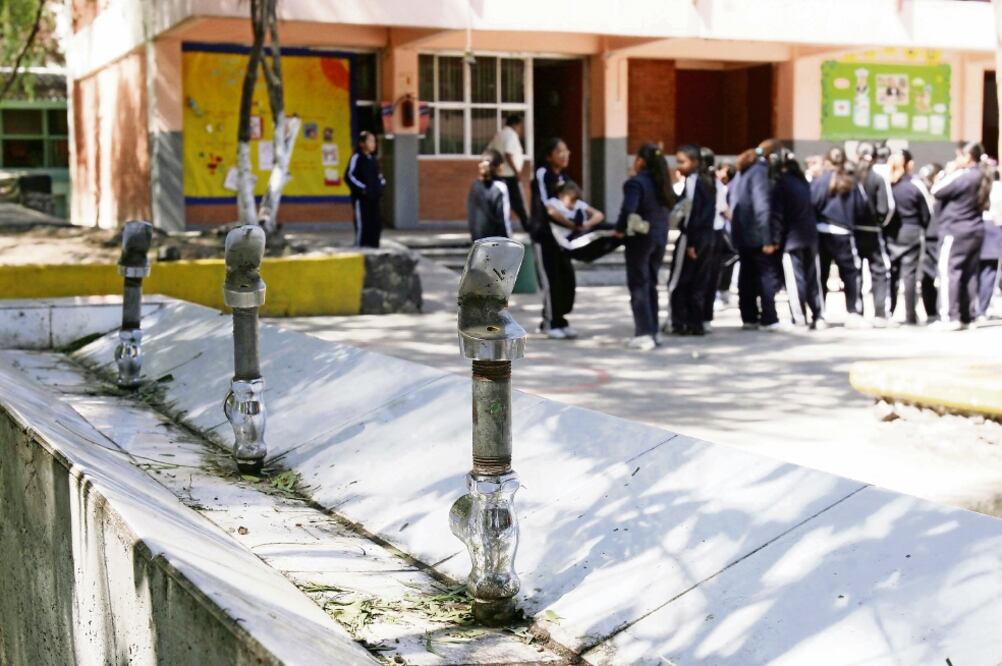 La iniciativa de Ley de Ingresos 2017 plantea destinar una parte de la recaudación del IEPS para bebederos en escuelas, pero no los etiquetaron (ARCHIVO ELUNIVERSAL)
