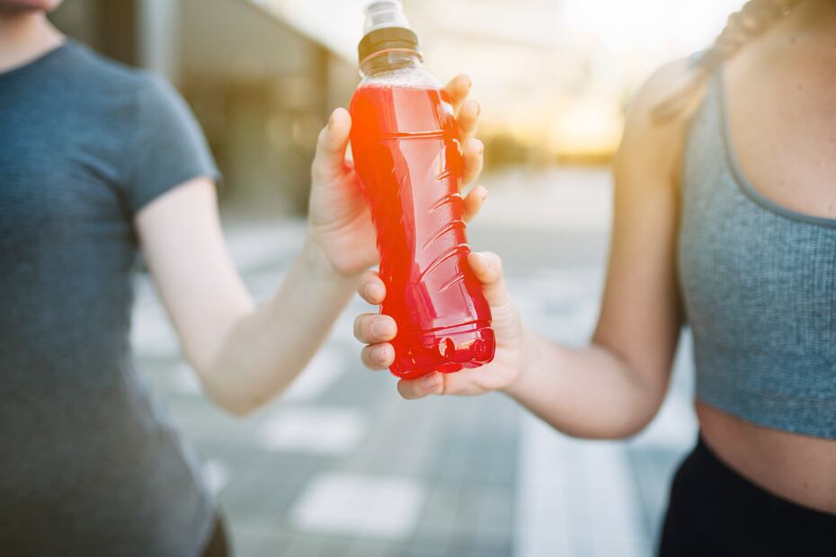 Las bebidas energéticas pueden contener hasta 37 gramos de azúcar por porción. Foto: Freepik