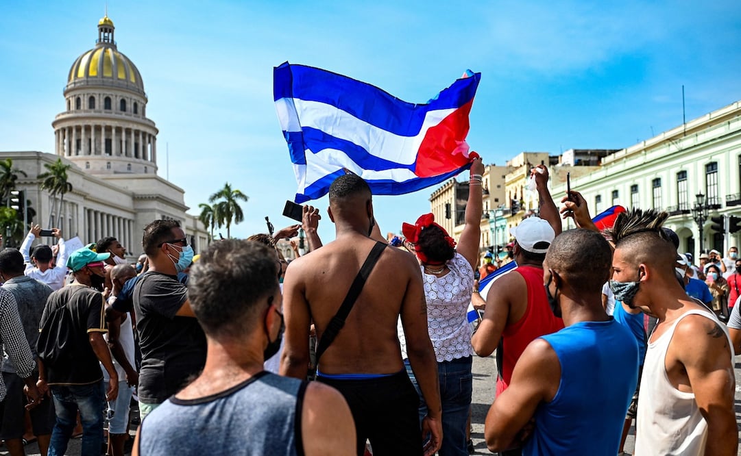 Manifestantes frente al Capitolio en la Haba, Cuba. Foto: AFP