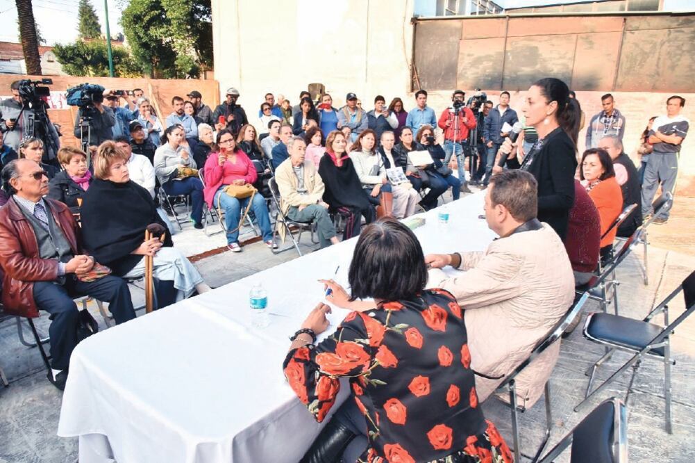 La jefa de Gobierno electa, Claudia Sheinbaum, se reunió con aproximadamente 80 colonos del edificio Enrique Rébsamen 249 y de otros predios afectados de la colonia Narvarte, a quienes escuchó y explicó la dinámica de apoyo por 19-S. (ESPECIAL)