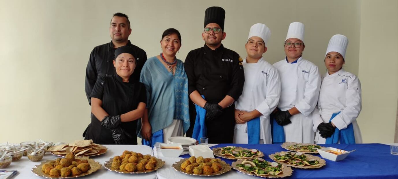 Olga Cabrera, Lula Martín del Campo y autoridades durante el corte de listón.