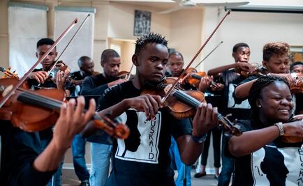 Jóvenes se alejan de las drogas para tocar música clásica